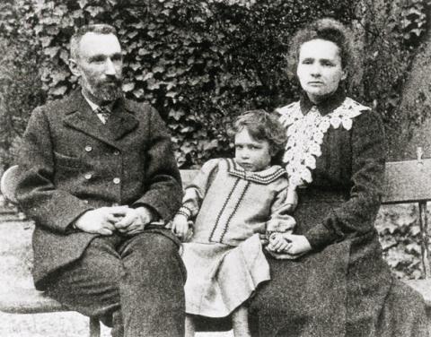 좌로부터 피에르 퀴리와 큰딸 이렌, 그리고 마리퀴리. 위키미디어 제공