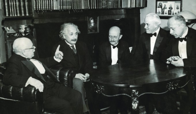 현대물리학 거장들과 함께한 막스 플랑크(가운데). 좌측부터 발터 네른스트, 알버트 아인슈타인, 막스 플랑크, 로버트 밀리컨, 막스 폰 라우에. 모두 노벨상 수상자들이다. 과학동아DB