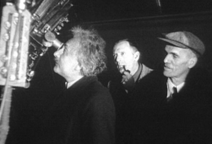 1931년 윌슨 산 천문대를 방문한 아인슈타인(왼쪽)이 후커망원경을 들여다보고 있다. 이때 아인슈타인은 52세였다. 동아사이언스DB