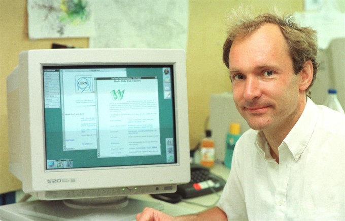 팀 버너스리 영국 옥스퍼드대 교수가 유럽입자물리연구소(CERN)에 재직하던 1994년에 CERN 및 자신이 1989년 제안한 월드와이드웹(WWW) 화면을 띄운 컴퓨터 앞에 앉아 있다. 사진 제공 CERN