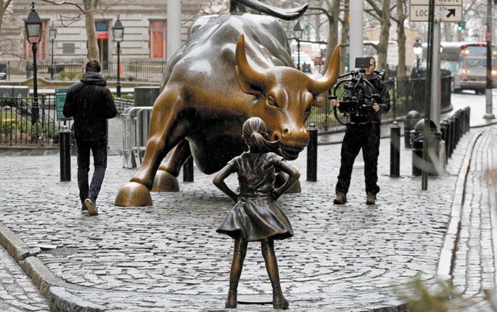미국 뉴욕 맨해튼 월가‘돌진하는 황소’동상 10여m 앞에 서 있는‘겁 없는 소녀’동상.