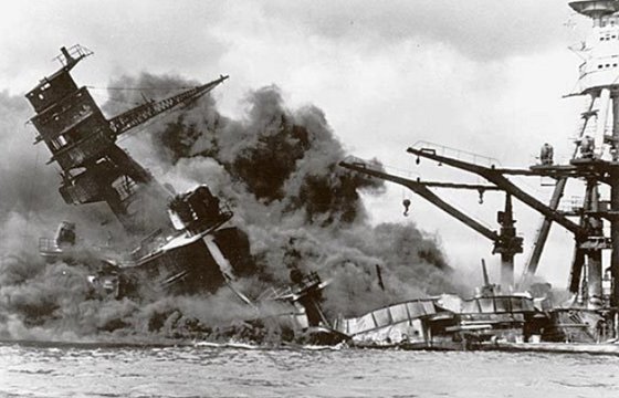 1941년 12월 7일 진주만 정박 중 일본군 공습으로 불탄 채 침몰하는 미국 해군 전함 애리조나함 모습. 로이터=뉴스1