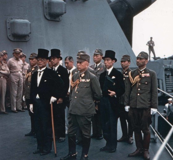 1945년 9월 2일 일본 대표단이 항복문서에 서명하기위해 미주리호함에서 기다리고 있다.