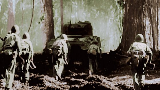 과달카날 전투에서 미국 해병대원이 탱크의 뒤를 따라 전진하고 있다. 제2차 세계대전에서 미국이 일본을 지상에서 처음 이긴 전투였다. 일본은 이후 계속 수세에 몰렸다. Historica Wiki