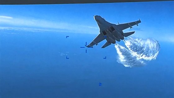 지난 3월 흑해 상공에서 미 공군 MQ-9 드론이 연료를 분사하는 러시아 SU-27 항공기에 접근하는 모습. AFP=연합뉴스