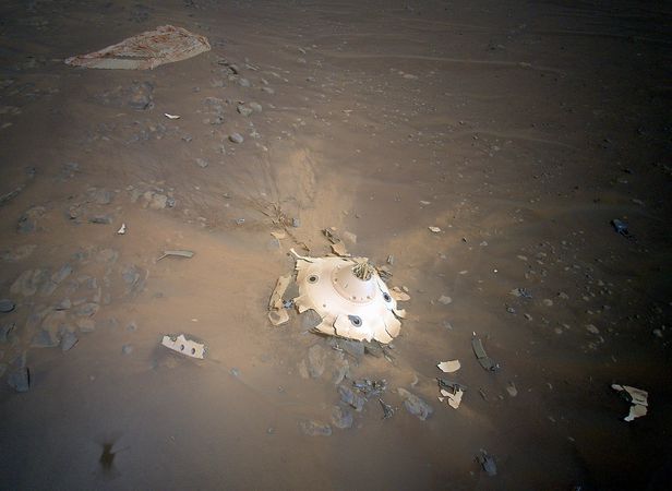 지난 4월 포착된 낙하산 잔해. /@NASAJPL 트위터
