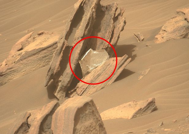 화성 돌 틈에서 발견된 열 담요(thermal blanket) 조각. /@NASAPersevere 트위터
