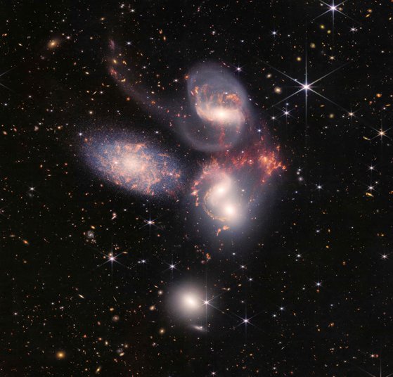 제임스웹우주망원경이 찍은 스테판 5중주 은하군. [사진 NASA] 
