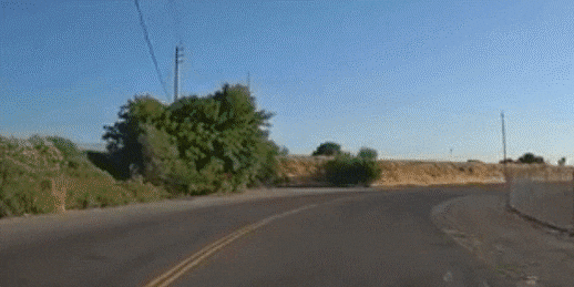 미국 캘리포니아주 99번 고속도로에서 촬영된 영상. 한 차량이 왼편에 있는 도로를 넘어 고속도로로 날아들어오는 모습이 담겼다. /뉴욕포스트 
