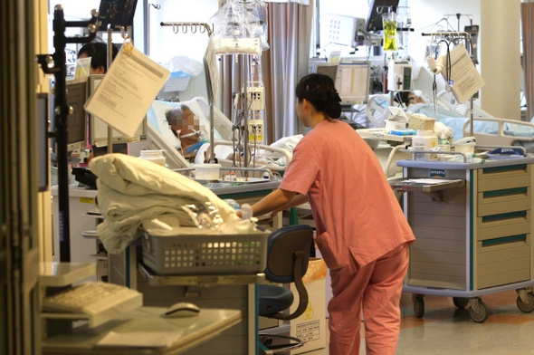서울의 한 종합병원 중환자실에서 간호사가 환자들을 돌보고 있다. 김태형 기자
