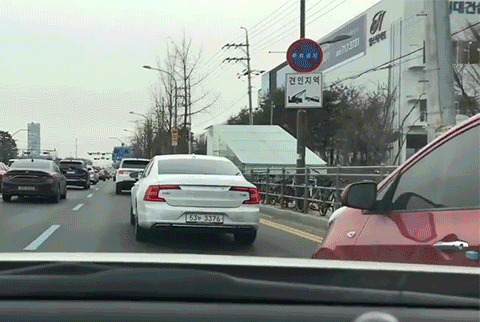 끼어들기-양보한-차량에게-손가락욕한-모닝승용차.gif