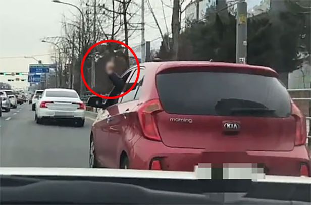 끼어들기 양보한 차량에게 손가락욕한 모닝승용차2.jpg