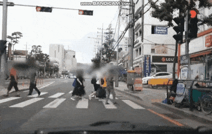 법을 애매하게 지킨 배달 오토바이.gif