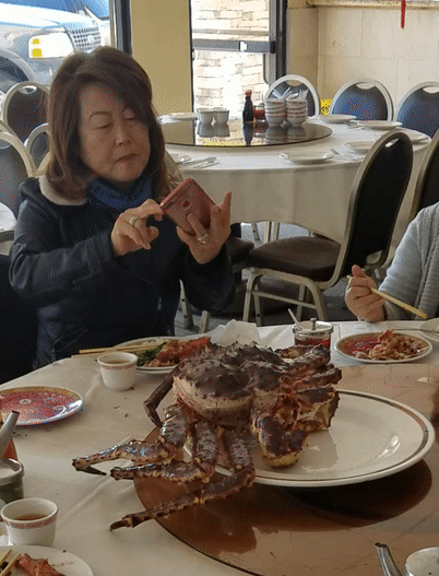 밥 먹을때 폰 보지 마라.gif