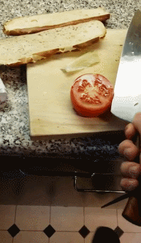 칼을 잘 갈아야 하는 이유.gif