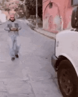 사고를 막아낸 의인.gif