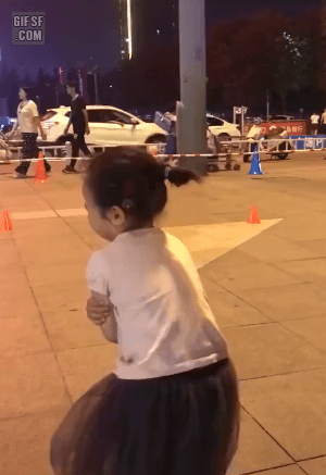설래게하는 동네 오빠와 손이 닿은 꼬마 아가씨.gif