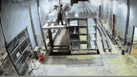 양변기 공장 대참사.gif