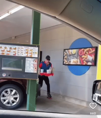 주문하신 버거셋트 나와~~~~악.gif