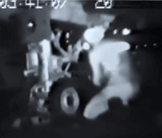 [유머] 전투기 흡입구로 빨려 들어간 정비사.gif