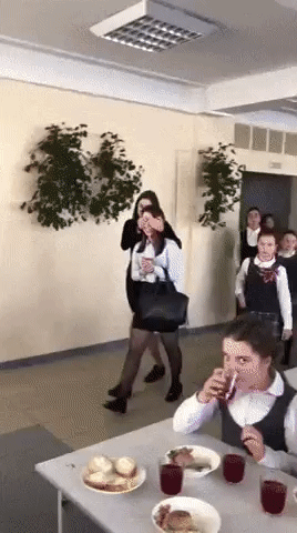 밥 먹을 때 위치 잘 잡아야 하는 이유.gif