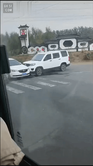 어이 없는 사고.gif
