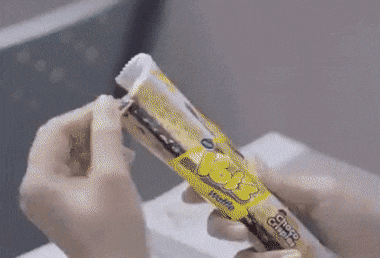 과자 먹는 여고생.gif