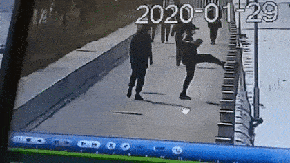 발차기 한 사람 VS 공사한 회사 누구의 잘못이 더 큰가.gif
