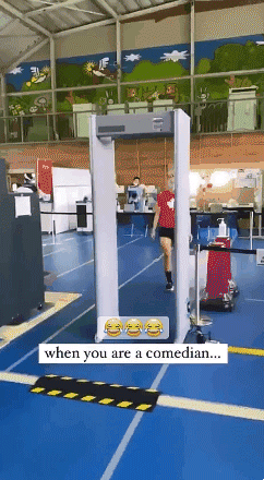 강력한 무기를 숨기고.gif