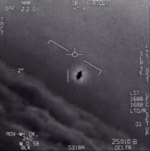 미 국방부가 27일 공개한 UFO 추정 비행 물체 동영상. /뉴시스