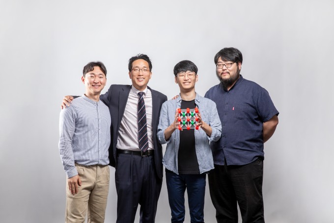 이준희 울산과학기술원(UNIST) 에너지 및 화학공학부 교수(왼쪽에서 두번째) 연구팀은 산화하프늄 반도체 저장 용량을 1000배 늘릴 수 있는 이론을 개발했다. UNIST 제공