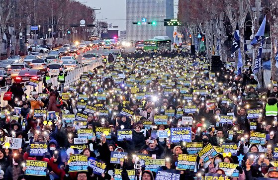 지난해 서울 서초구 서울중앙지검 앞에서 열린 서초달빛집회에서 참가자들이 조국수호와 검찰개혁을 촉구하는 구호를 외치고 있다. [연합뉴스]