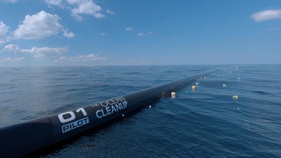 보얀 슬랫이 발명한 '떠다니는 장벽' 높이는 3m, 길이는 100km에 이른다. 해류를 따라 순환하던 쓰레기는 자연적으로 이 벽에 와서 붙게 된다. [사진 오션클린업파운데이션]