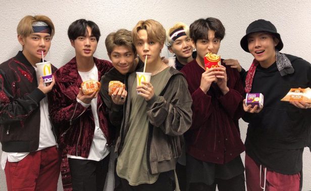맥도날드 제품을 손에 들고 있는 BTS. /BTS 트위터