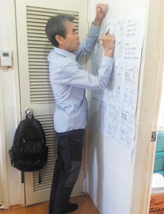 일하고 돌아와서 졸릴 땐 아내의 교재를 벽에 붙여놓고 서서 공부했다. 돋보기를 쓰고 책을 보기도 한다. /노태권씨 제공