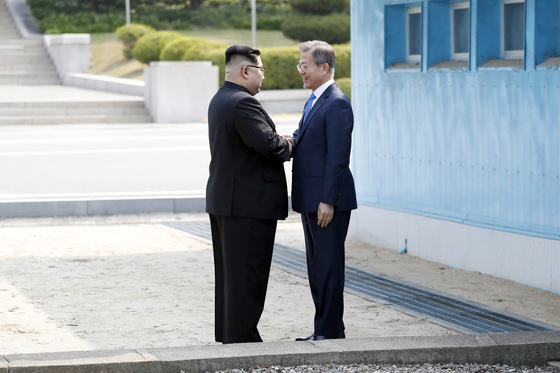 27일 오전 판문점에서 문재인 대통령과 김정은 국무위원장이 손을 잡고 있다. [청와대사진기자단] 
