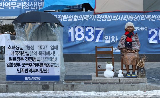 일본군 위안부 피해자 할머니들이 일본 정부를 상대로 낸 손해배상청구 1심 재판에서 8일 승소했다. 사진은 이날 서울 종로구 옛 일본대사관 앞 평화의소녀상. 연합뉴스
