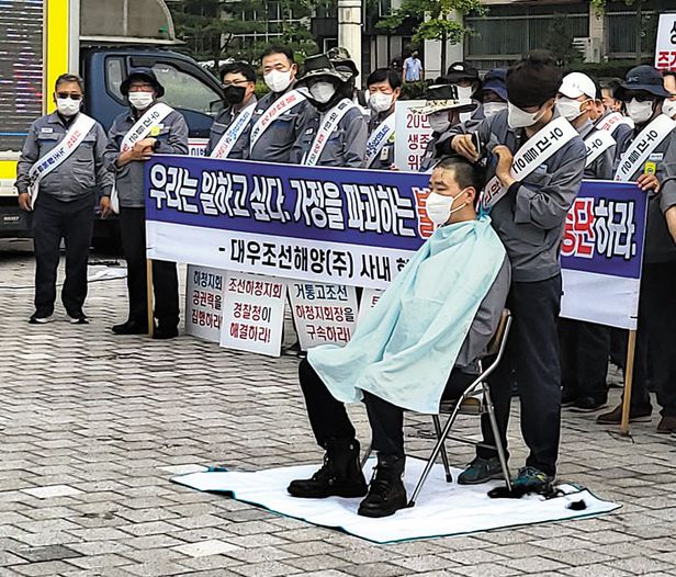 지난 7월 11일 오후 서울 용산구 전쟁기념관 앞에서 대우조선해양 사내 협력사 ㈜삼주의 진민용 대표가 하청지회 파업을 규탄하며 삭발하고 있다. 대우조선해양 하청지회의 51일간 파업으로 조업이 중단돼 경영난에 처하자 ㈜삼주를 비롯해 대우조선 협력사 7곳이 폐업했다. /독자 제공