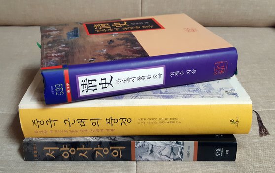 쉬운 책을 골라 밑줄 치고 메모해가며 읽다 보면 어느 틈엔가 여러 책의 내용이 서로 만난다. 그러니 처음부터 뭔가를 달달 외우고 기억하려고 애쓸 필요도 없다. [사진 박헌정]