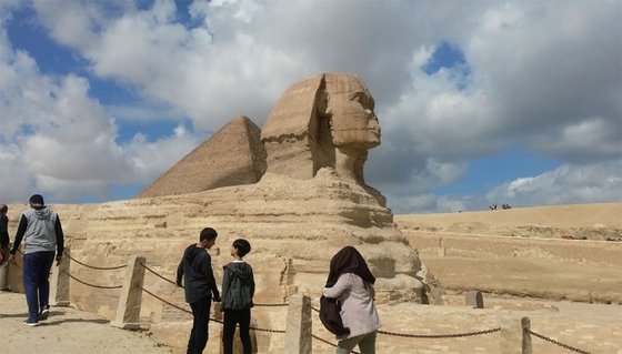 지나가는 사람에게 수수께끼를 낸 것으로도 유명한 스핑크스. 문제를 풀지 못한 이들은 그의 룰에 동의하지 않더라도 희생될 수밖에 없었다. [중앙포토]