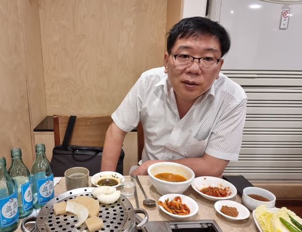 15일 오후 서울 광화문 한 국시집에서 장민우 뉴코애드윈드 대표와 점심을 먹으면서 인터뷰를 하고 있다. 식사 중에 둘이 소주 3병을 비웠다.
/최원우 기자