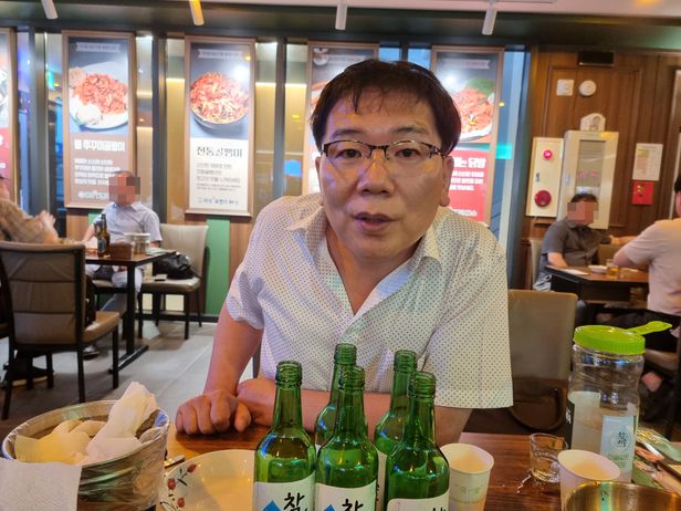 장민우 대표와 2차로 광화문 인근 술집에 가서 골뱅이 안주에 소주를 먹었다. 이번에는 6병을 비웠다.
/최원우 기자