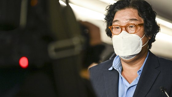 해외 도피생활 중 태국에서 체포된 쌍방울 그룹의 실소유주 김성태 전 회장이 지난달 17일 오전 인천국제공항을 통해 압송되고 있다. 전민규 기자