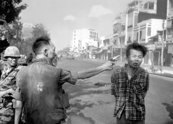 북베트남군과 베트콩이 남베트남의 100여 도시를 설날 새벽에 기습 공격한 구정 대공세가 시작된 초기인 1968년 2월 1일 남베트남 수도 사이공의 거리에서 촬영된 이 사진은 베트남전의 비극을 나타내는 상징으로 평가 받아왔다. 베트남 육군 소장으로 당시 국가경찰국장이던 응우옌응옥루안(阮玉鸞, 930~1998년)이 포로로 잡혀온 민간인 복장의 베트콩 대위 응우옌반렙(阮文歛, 1931~1968년)을 권총으로 즉결 처형하고 있다. 이 사진은 AP통신의 사진기자 에디 애덤스가 촬영해 이듬해 퓰리처상을 받았다. '사이공의 처형'이라는 이름으로 알려진 이 보도사진은 미국을 비롯한 서방 사회에 베트남전 반전 분위기를 불러오는 데 크게 기여한 것으로 평가 받는다. 애덤스 기자는 1998년 7월27일 발행된 미국 시사주간지 '타임' 기고문에서 "장군은 베트콩을 죽였지만 나는 카메라로 장군을 죽였다"면서 미안함을 표시했다. 그는 1998년 장군의 사망 소식을 듣고 조화를 보내고 "미안합니다. 내 눈에 눈물이 흘렀습니다"라고 사과했다는 내용도 공개했다. 장군은 베트남전 패전 뒤 미국으로 도피해 피자집을 하다가 이 사진의 주인공으로 알려지면서 수모를 당했다. 하지만 애덤스 기자에 따르면 장군은 "당신이 아니더라도 다른 누군가가 그 사진을 촬영했을 것"이라고 말했다.[AP=연합뉴스] 