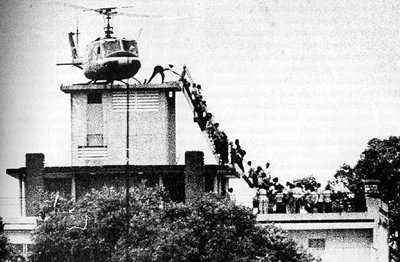 남베트남 패망 하루 전인 1975년 4월 29일 사이공 미국 대사관에서 800m 떨어진 미국 중앙정보국(CIA) 직원 숙소에서 미국인들과 남베트남인들이 탈출 헬기를 타려고 옥상으로 오르고 있다. 이 사진은 남베트남 패망을 상징하는 장면의 하나가 됐으며 런던과 뉴욕에서 공연한 인기 뮤지컬 '미스 사이공'의 모티브를 제공했다. 남베트남은 이렇게 사라졌다.[중앙포토] 