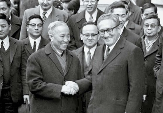 1973년 파리 평화협정 당시 만난 미국의 헨리 키선저 백악관 국가안보보좌관(앞줄 오른쪽)과 베트남 공산당의 레득토 대표(왼쪽). 두 사람은 그해 노벨평화상 수상자로 결정됐지만 레득토는 '아직 평화가 오지 않았다"며 수상을 거부했다. 평화협정 체결과 리처드 닉슨 미국 대통령의 종전 선언, 미군 철수 뒤 북베트남과 베트콩은 공세를 강화해 1975년 4월 30일 무력 적화통일을 이뤘다. [중앙포토] 