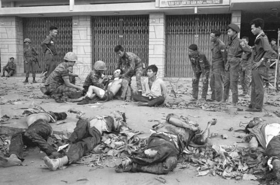 1969년 1월31일 설날 새벽을 기해 북베트남군과 베트공이 남베트남 전역을 기습 공격한 구정 대공세 직후의 모습. 사이공 거리에는 사살된 베트콩, 부상당한 동료를 치료하는 남베트남 군인들, 포로로 잡힌 베트콩 등이 보인다. AP통신의 에디 애덤스 기자의 또 다른 사진이다. 북베트남과 베트콩은 설날 새벽을 틈타 남베트남을 기습 공격했지만 많은 병력을 잃고 전투에선 패배했다. 하지만 전쟁의 비참함을 보여주면서 미국과 서방에 반전 분위기를 유발해 정치적으로는 승리를 거뒀다. 이를 계기로 미국은 북베트남 및 베트콩과 협상을 시작했으며 이는 1973년 파리 협화협정과 리처드 닉슨 대통령의 종전선언 및 미군 철수로 이어졌다. 그 2년 뒤 북베트남군과 베트콩은 남베트남 수도 사이공을 점령해 무력으로 적화통일을 달성했다. [AP=연합뉴스] 