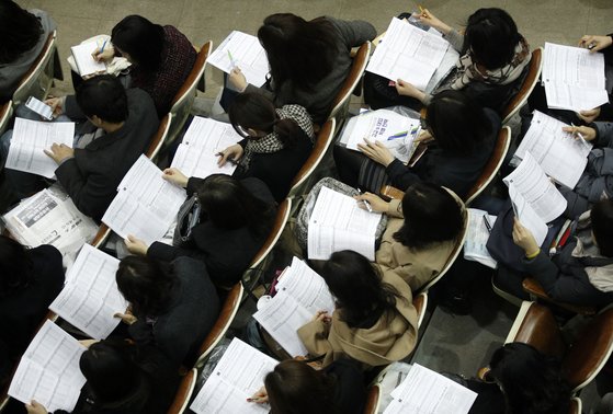 지난 3월 서울 강남구 진선여자고등학교 회당기념관에서 열린 '종로학원하늘교육 고교 및 대입 특별 설명회'에서 초등학생, 중학생을 자녀로 둔 학부모들이 자료를 살펴보고 있다. [뉴스1]