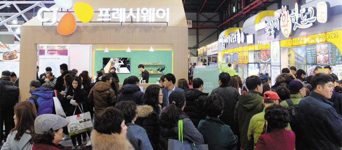 지난 9일 서울 강남구 세텍에서 열린 2017 제39회 프랜차이즈산업박람회. 예비창업자들이 각 프렌차이즈 안내소에 줄지어 서 각종 자료를 검토하고 있다. 