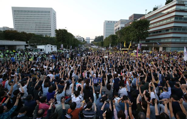 2019년 9월 28일 서울 서초구 서초동 중앙지검 앞에서 열린 '7차 검찰개혁 사법적폐청산을 위한 촛불집회'에 참가한 시민들이 '조국수호', '사법적폐, 청산하라' 등의 구호를 외치고 있다. /남강호 기자